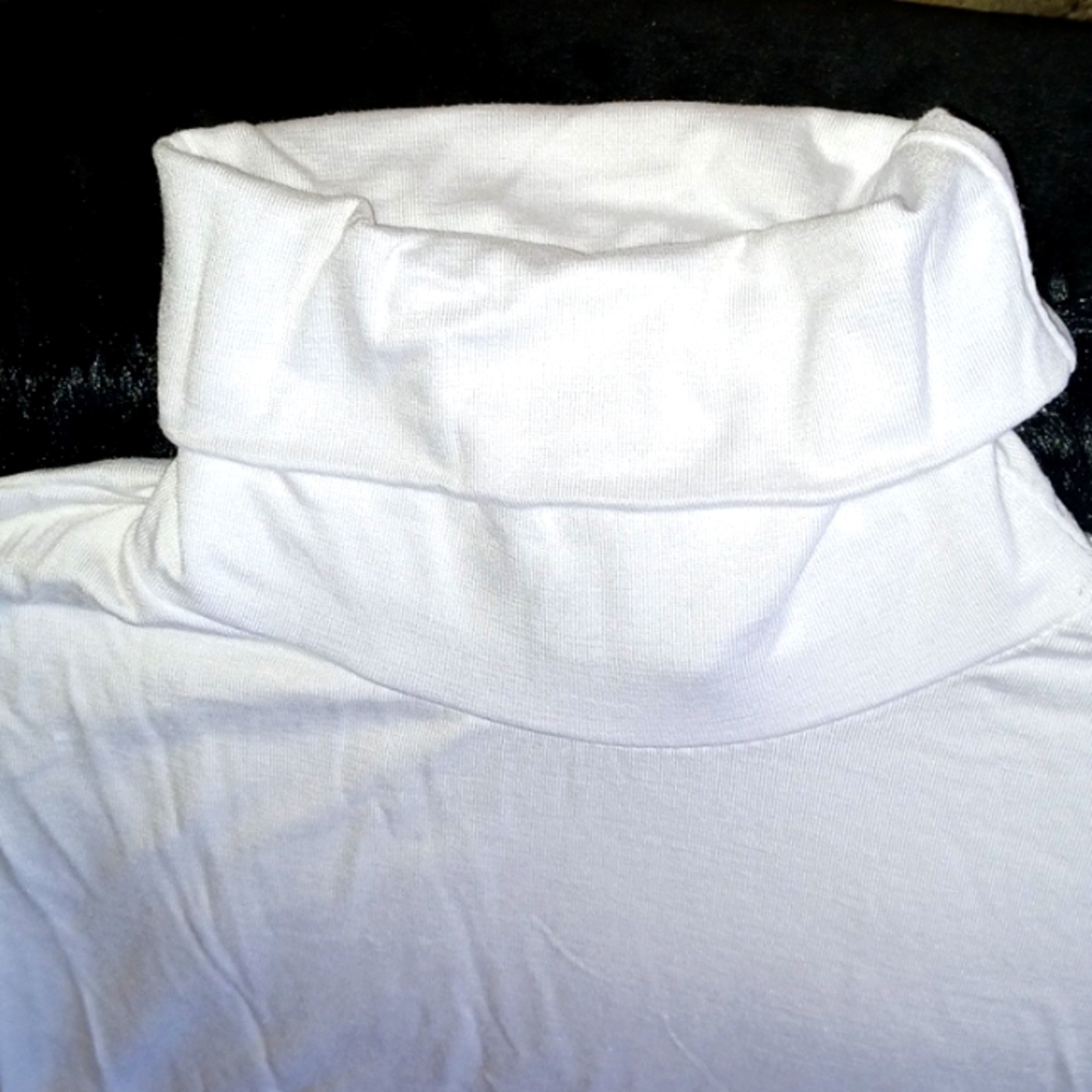 Never Worn. Didn't realize it was a full turtleneck. Wasn't advertised as such